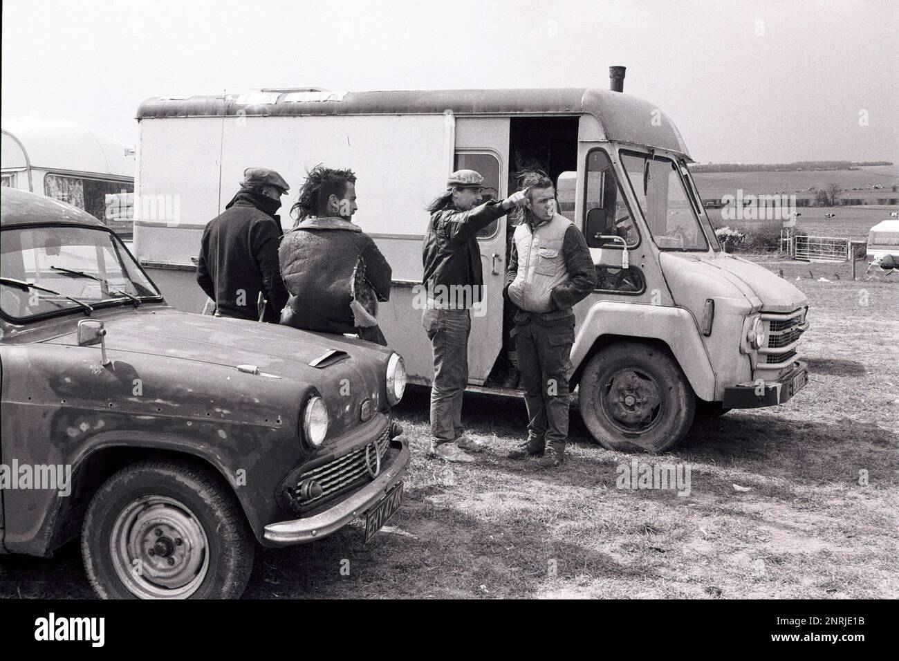 I viaggiatori della New Age discutono della loro prossima mossa dopo aver chiesto di lasciare un sito vicino a Salisbury Wiltshire 1990. Foto Stock