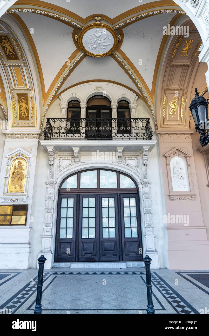 Ingresso di un antico edificio classico con rilievi a Reichsratsstraße, Innere Stadt, Vienna, Austria Foto Stock