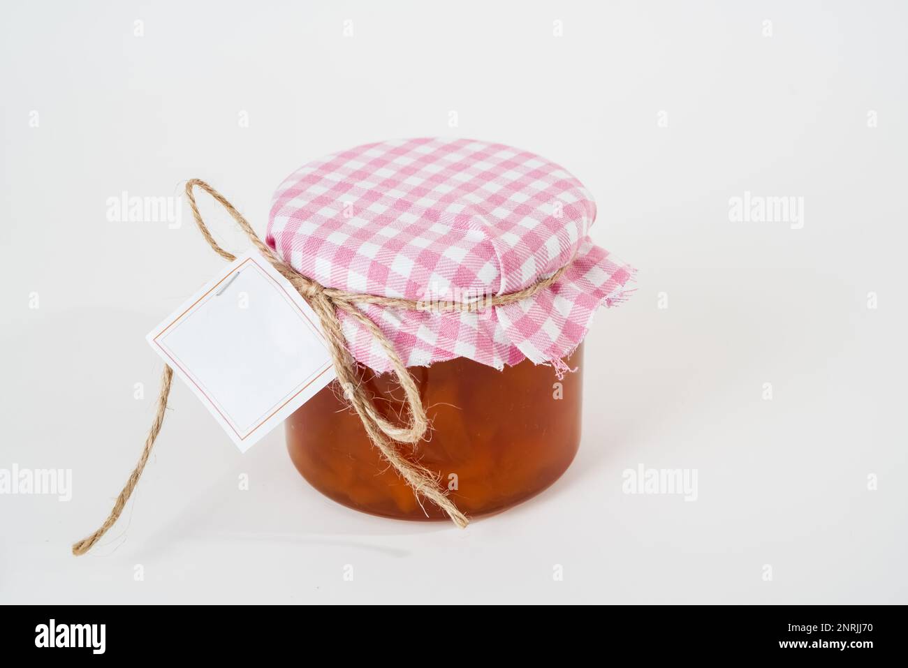 Vasetto di confettura di albicocche fatta in casa con etichetta vuota isolata su fondo bianco Foto Stock