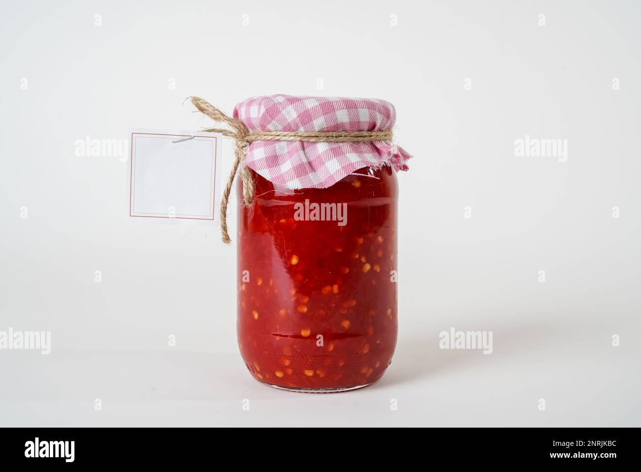 Vasetto in scatola di pasta di pomodoro fatta in casa con etichetta vuota isolata su sfondo bianco Foto Stock