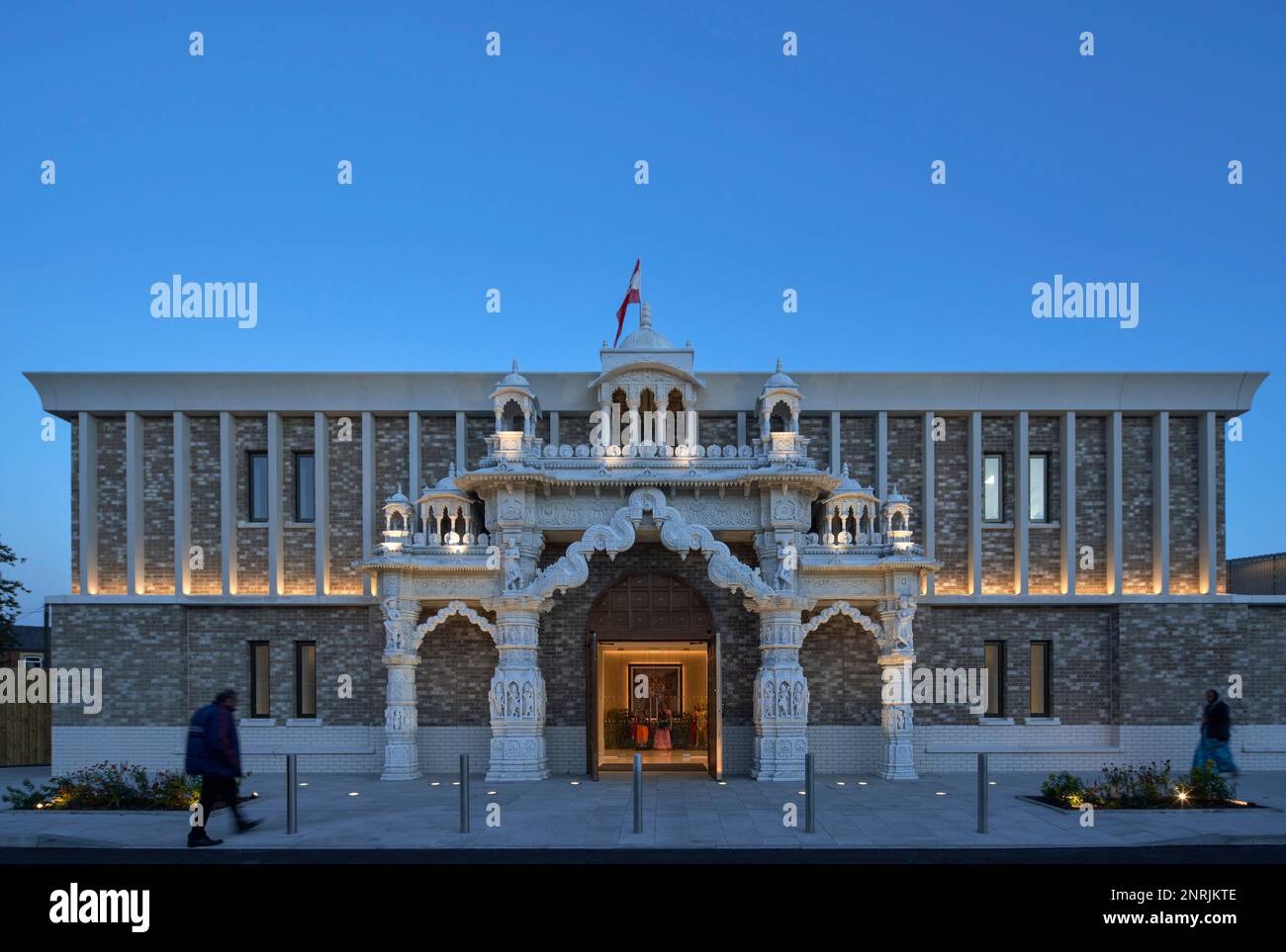 Vista generale al tramonto. Shree Swaminarayan Mandir, Oldham, Regno Unito. Architetto: LTS Architects , 2022. Foto Stock