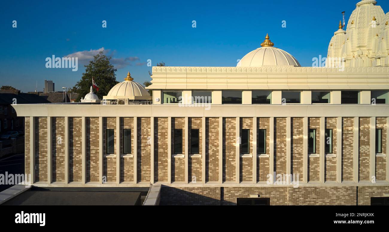 Vista generale. Shree Swaminarayan Mandir, Oldham, Regno Unito. Architetto: LTS Architects , 2022. Foto Stock