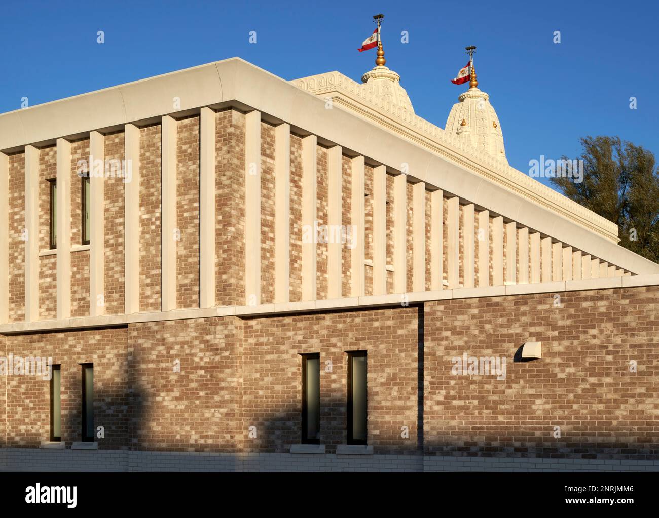 Ultima luce vista laterale. Shree Swaminarayan Mandir, Oldham, Regno Unito. Architetto: LTS Architects , 2022. Foto Stock