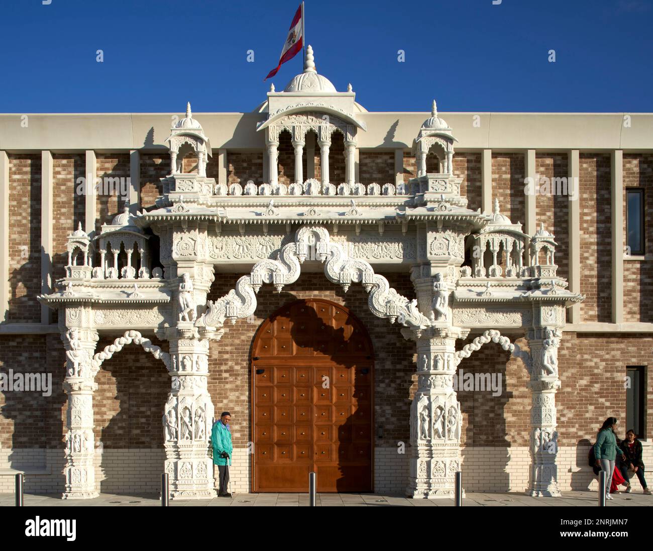 Vista generale. Shree Swaminarayan Mandir, Oldham, Regno Unito. Architetto: LTS Architects , 2022. Foto Stock