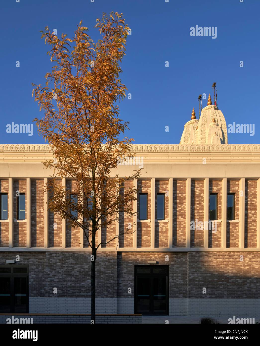 Ultima luce vista anteriore. Shree Swaminarayan Mandir, Oldham, Regno Unito. Architetto: LTS Architects , 2022. Foto Stock