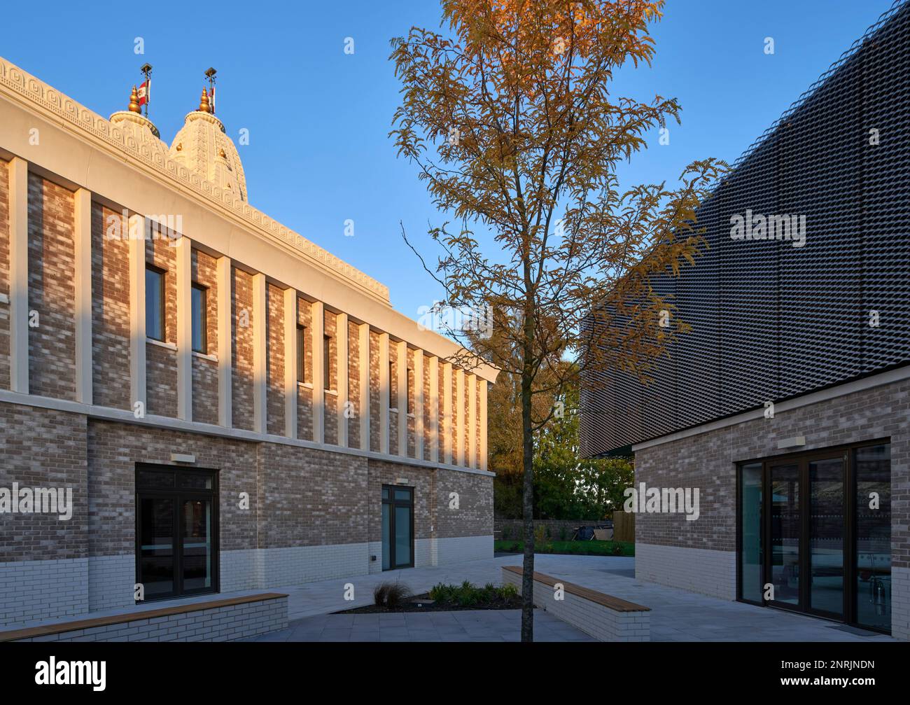 Ultima luce vista laterale. Shree Swaminarayan Mandir, Oldham, Regno Unito. Architetto: LTS Architects , 2022. Foto Stock