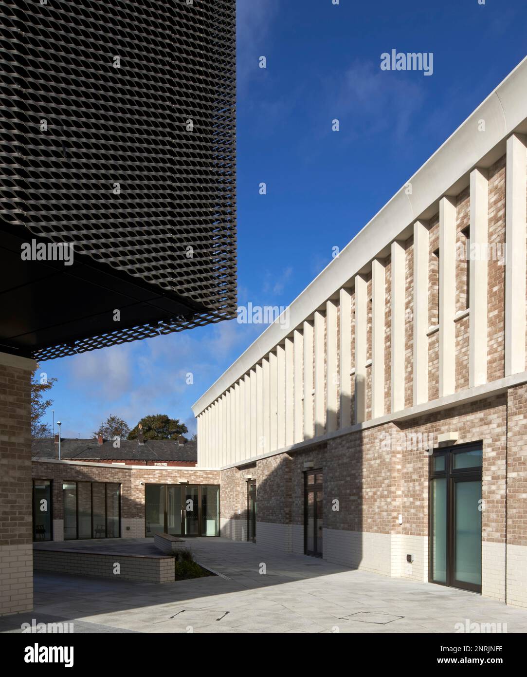 Luce mattutina posteriore. Shree Swaminarayan Mandir, Oldham, Regno Unito. Architetto: LTS Architects , 2022. Foto Stock