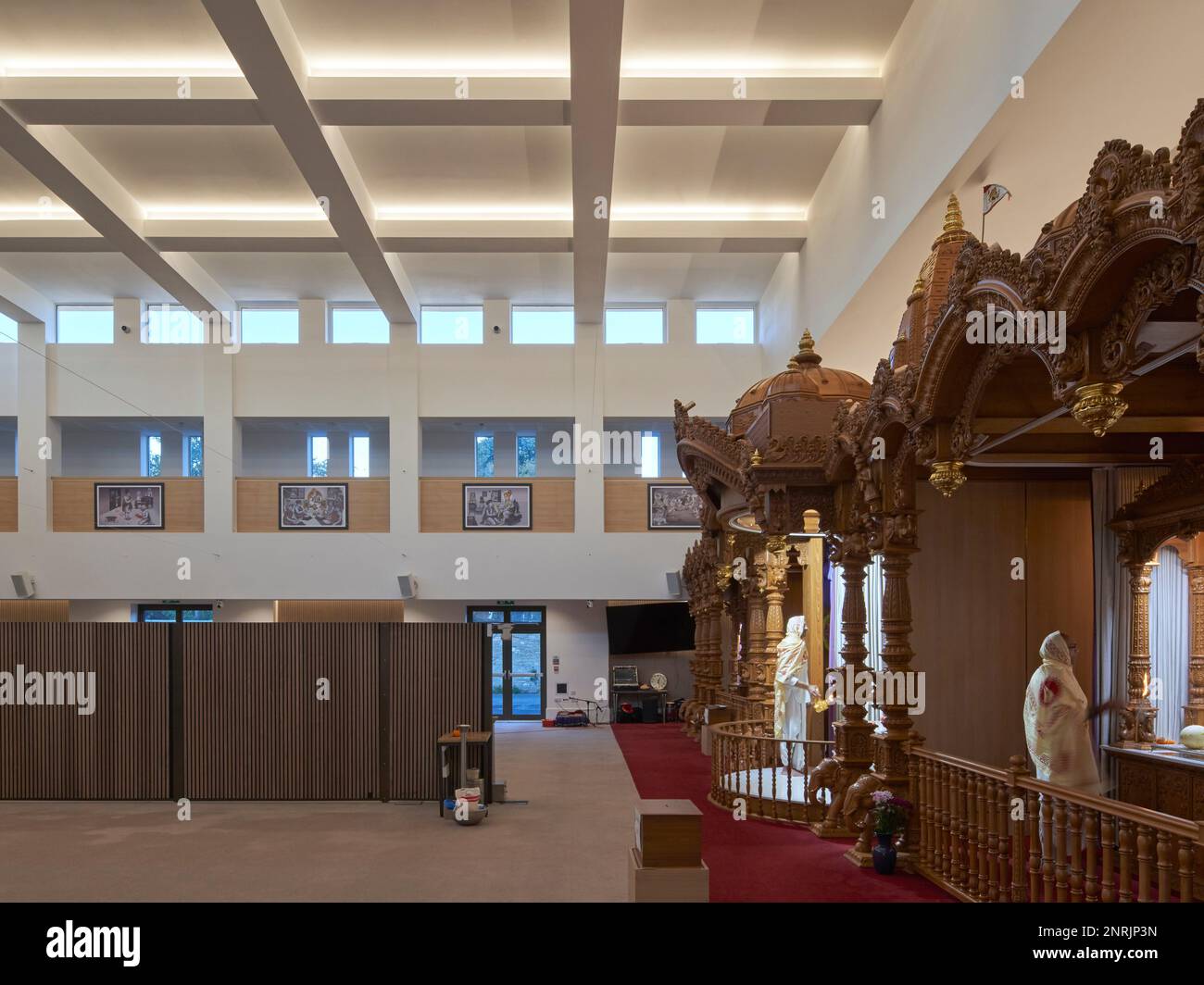 Sala di preghiera principale. Shree Swaminarayan Mandir, Oldham, Regno Unito. Architetto: LTS Architects , 2022. Foto Stock