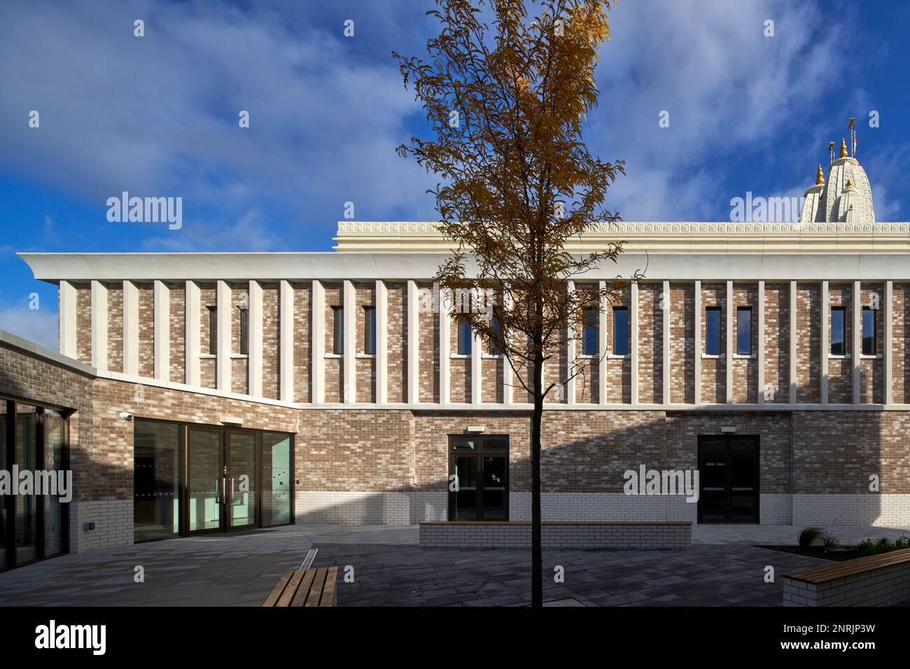 Vista laterale delle prime luci. Shree Swaminarayan Mandir, Oldham, Regno Unito. Architetto: LTS Architects , 2022. Foto Stock