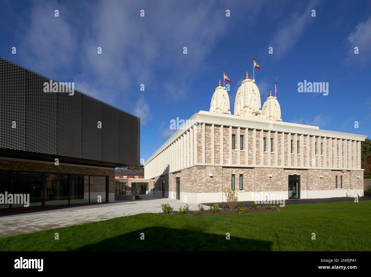 Luce mattutina posteriore. Shree Swaminarayan Mandir, Oldham, Regno Unito. Architetto: LTS Architects , 2022. Foto Stock