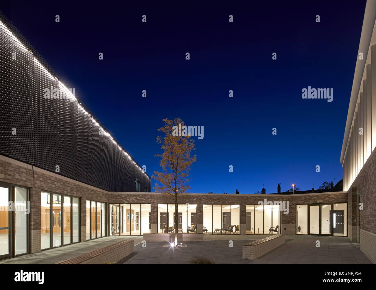 Posteriore al crepuscolo. Shree Swaminarayan Mandir, Oldham, Regno Unito. Architetto: LTS Architects , 2022. Foto Stock