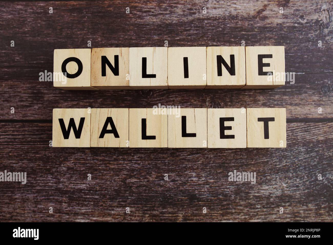 Lettere dell'alfabeto di parola del portafoglio in linea su fondo di legno Foto Stock