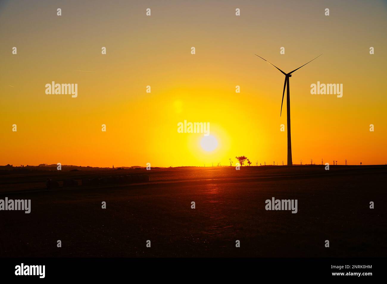 turbina eolica onshore su un prato al tramonto. Energia rinnovabile. Elettricità pulita. Foto del paesaggio industriale Foto Stock