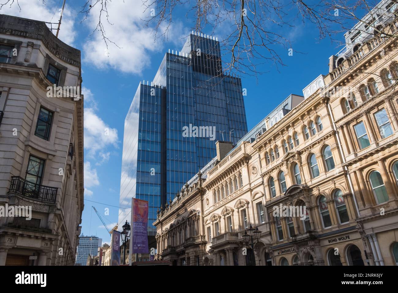 Colmore Row nel centro di Birmingham con il nuovo edificio 103 Colmore Row sullo sfondo Foto Stock