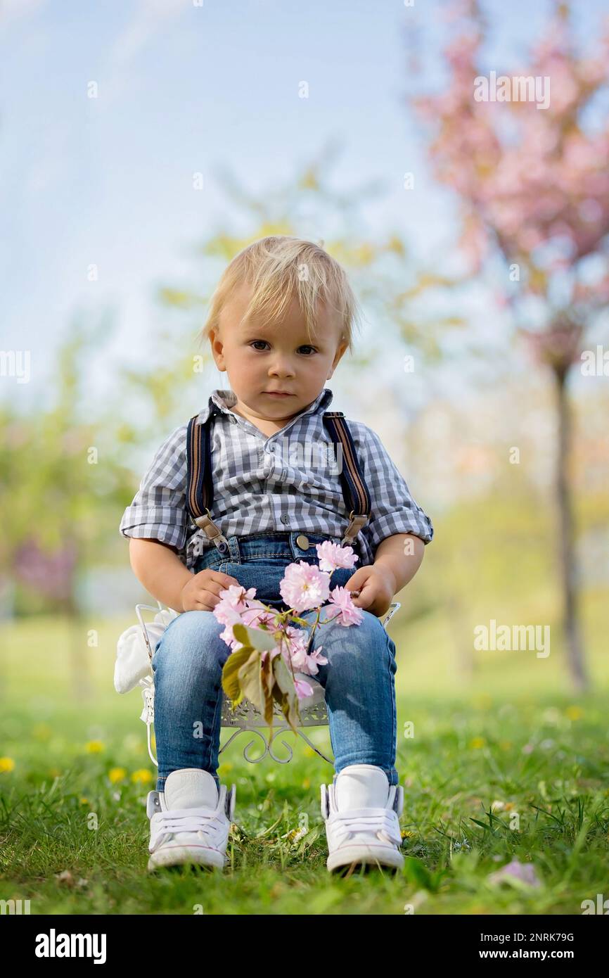 Bambini carini nel parco con nonna, primavera Foto stock - Alamy