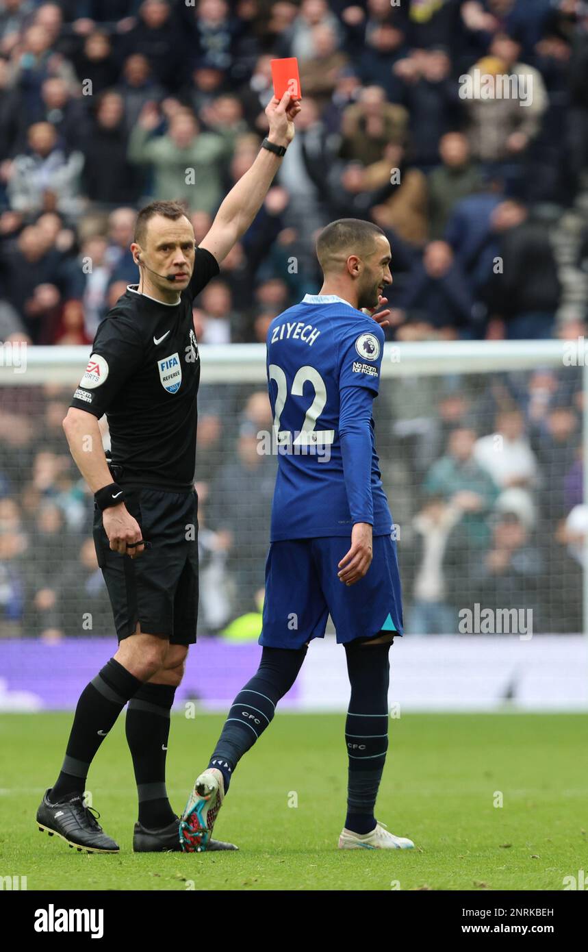 L'arbitro Stuart Attwell mostra un cartellino rosso a Hakim Ziyech di Chelsea che viene poi annullato dopo una revisione VAR durante la Premier League inglese socc Foto Stock