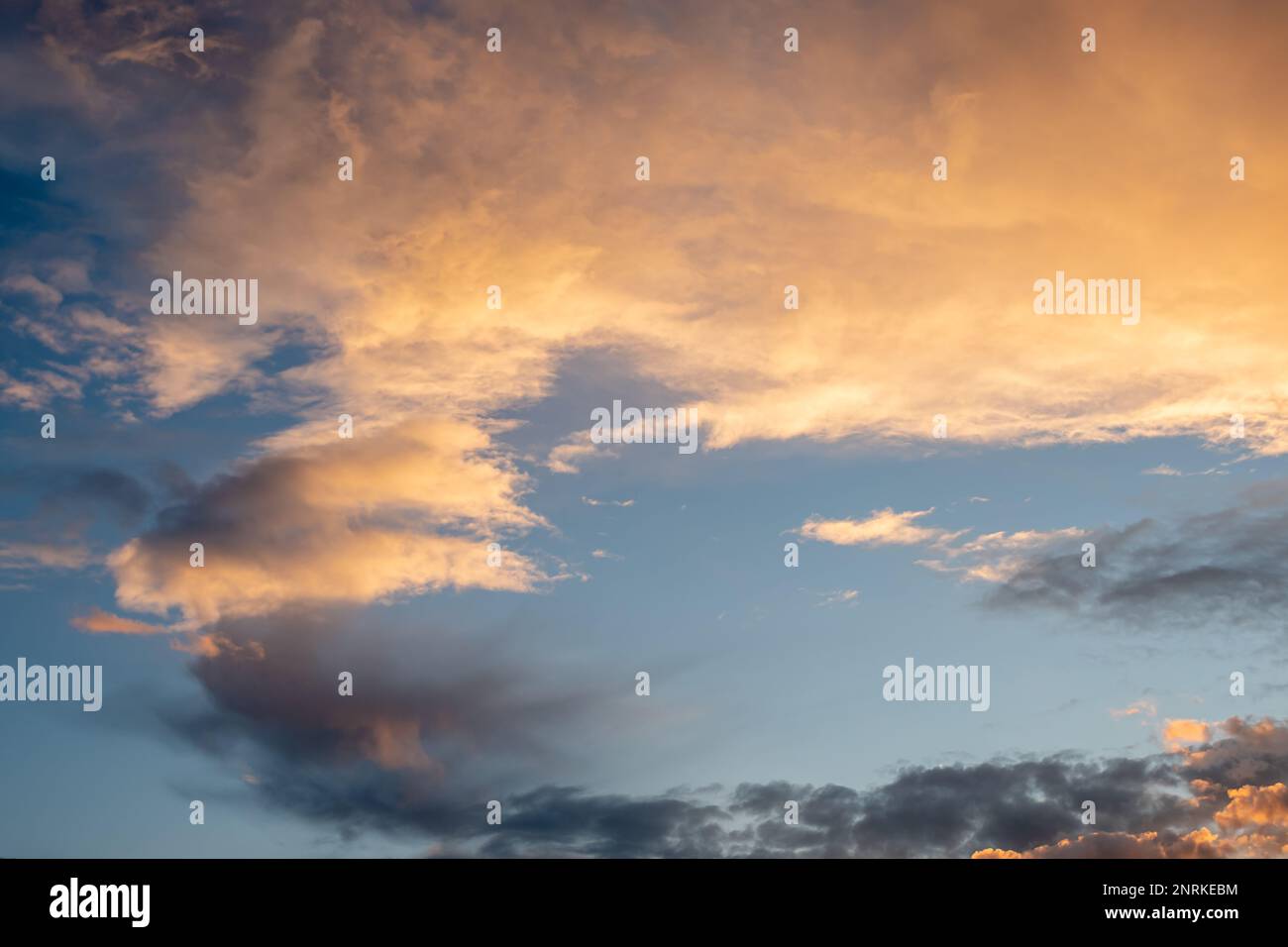 sfondo cielo blu con nuvole. Bellissimo tramonto cielo sopra le nuvole con luce drammatica. Nuvole soffici al tramonto. Foto di alta qualità Foto Stock