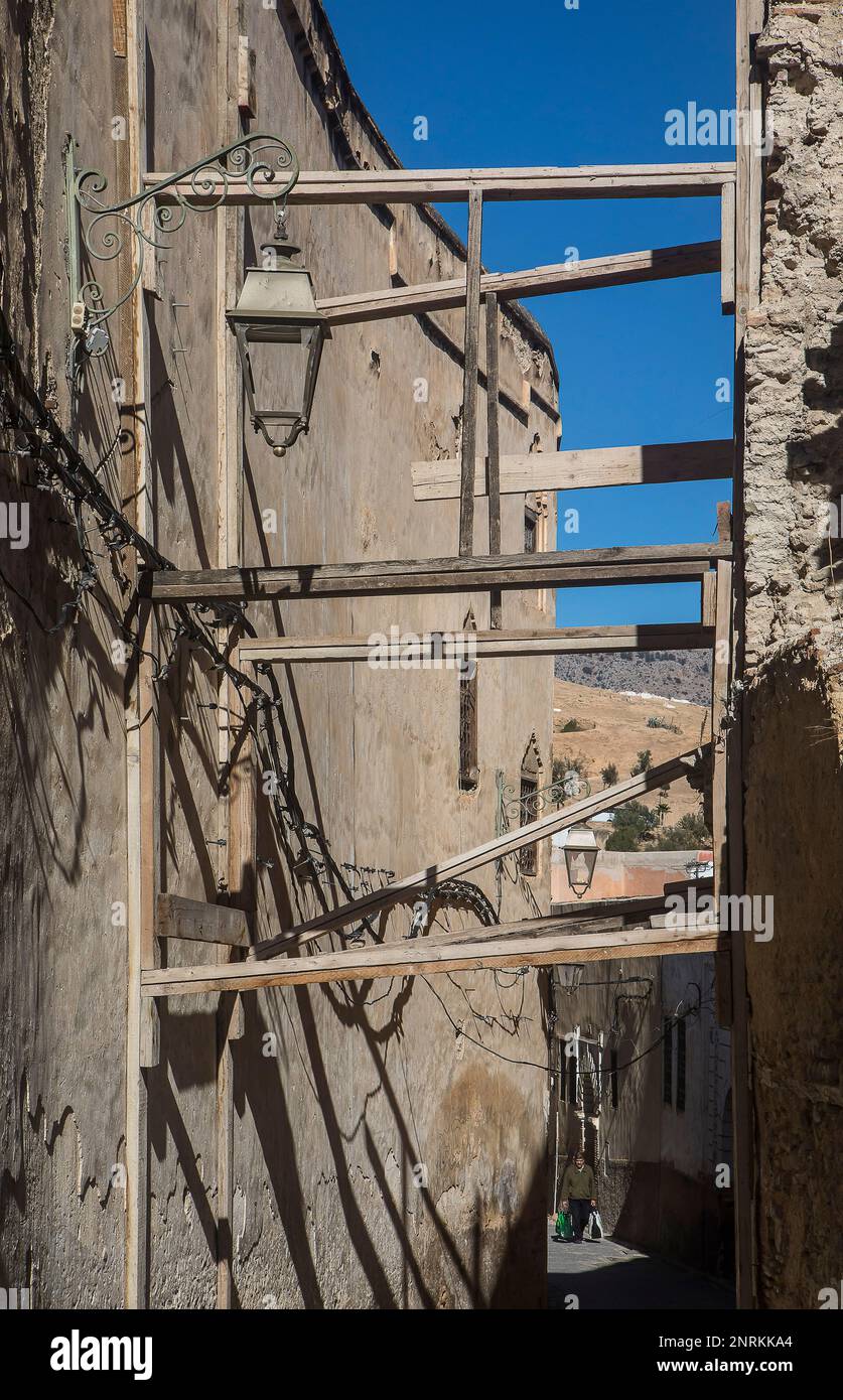 Strada di rovine, chiudere Talaa Kebira, la medina di Fez.Marocco Foto Stock