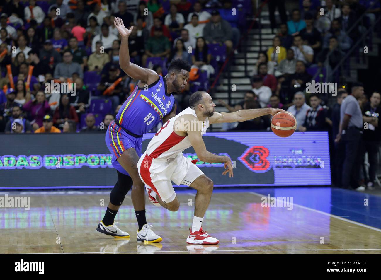 CARACAS, VENEZUELA - 26 FEBBRAIO: Phill Scrubb Posthumus vies per la palla con Nestor Colmenares del Venezuela durante la FIBA Basketball World Cup 2023 Americas Qualifiers gioco di pallacanestro, Poliedro de Caracas, a Caracas, Venezuela, il 26 febbraio 2023. Credit: PX Images/Alamy Live News Foto Stock