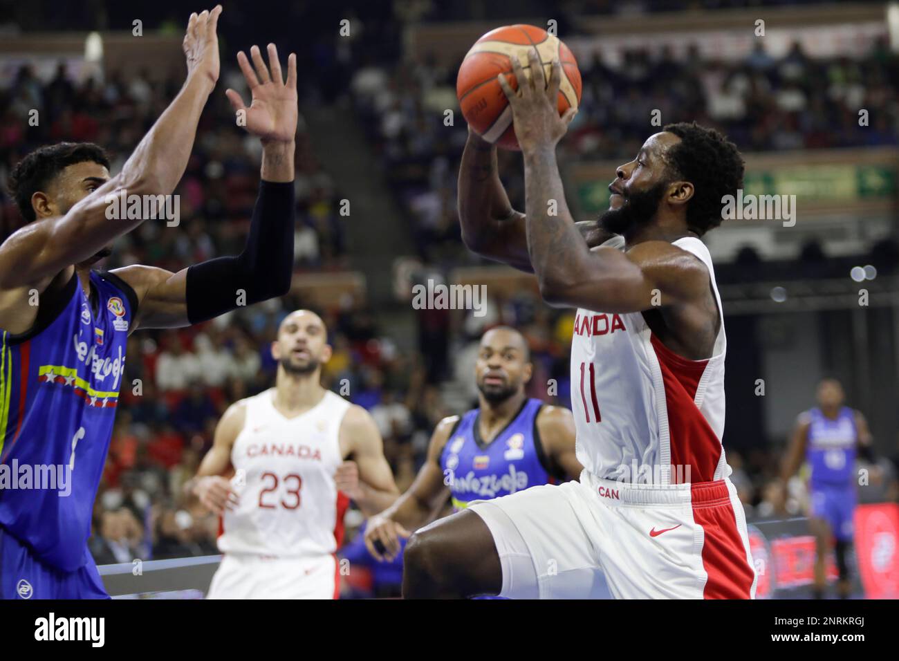 CARACAS, VENEZUELA - 26 FEBBRAIO: Il Canada Keny Cherry tira contro il Venezuela durante le qualificazioni Americane per la Coppa del mondo FIBA ​​Basketball 2023, al Poliedro de Caracas, a Caracas, Venezuela , il 26 febbraio 2023. Credit: PX Images/Alamy Live News Foto Stock