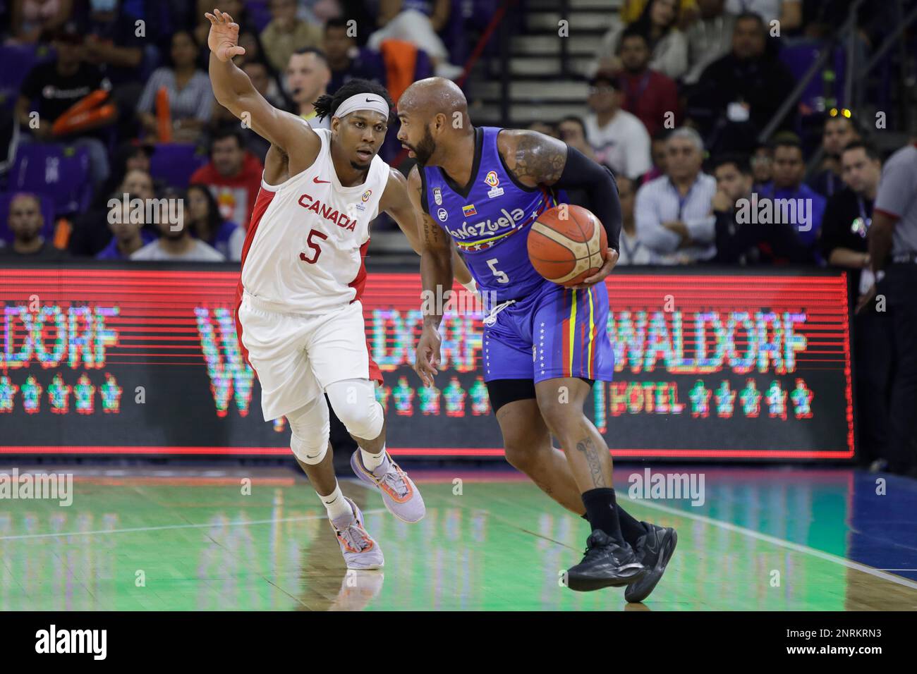 CARACAS, VENEZUELA - 26 FEBBRAIO: Kandre Gray Posthumus vies per la palla con Gregory Vargas del Venezuela durante la FIBA ​​Basketball World Cup 2023 Americas Qualifiers gioco di pallacanestro, Poliedro de Caracas, a Caracas, Venezuela, il 26 febbraio, 2023 . Credit: PX Images/Alamy Live News Foto Stock