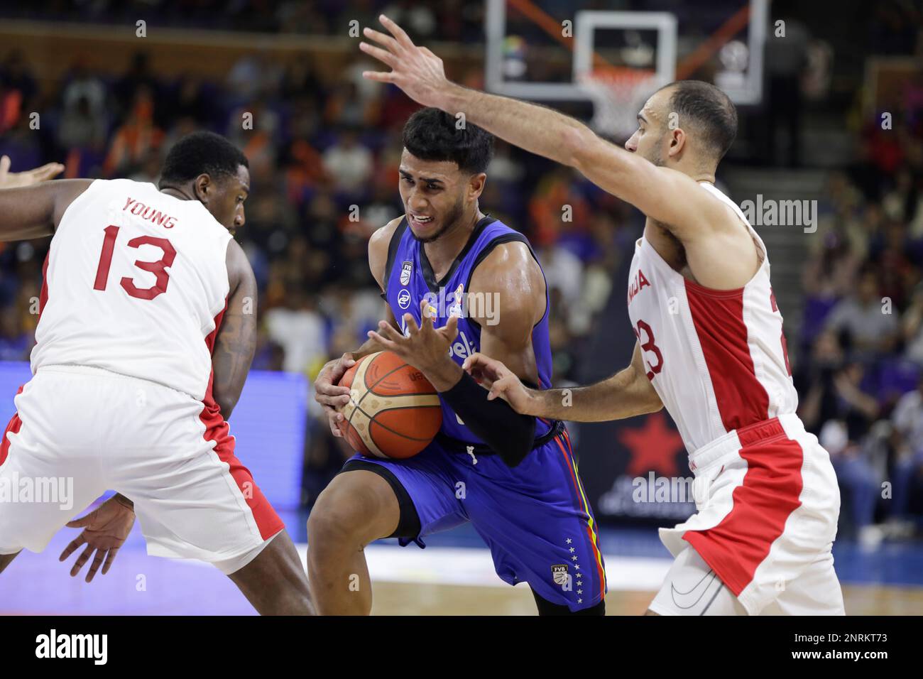 CARACAS, VENEZUELA - 26 FEBBRAIO: Garly Sojo del Venezuela compete per la palla con Phil Scrubb del Canada durante la Coppa del mondo FIBA ​​Basketball 2023 Americas Qualifiers gioco di pallacanestro, Poliedro de Caracas, a Caracas, Venezuela, il 26 febbraio, 2023. (Foto di Pedro Rances Mattey/Pximages) Credit: PX Images/Alamy Live News Foto Stock