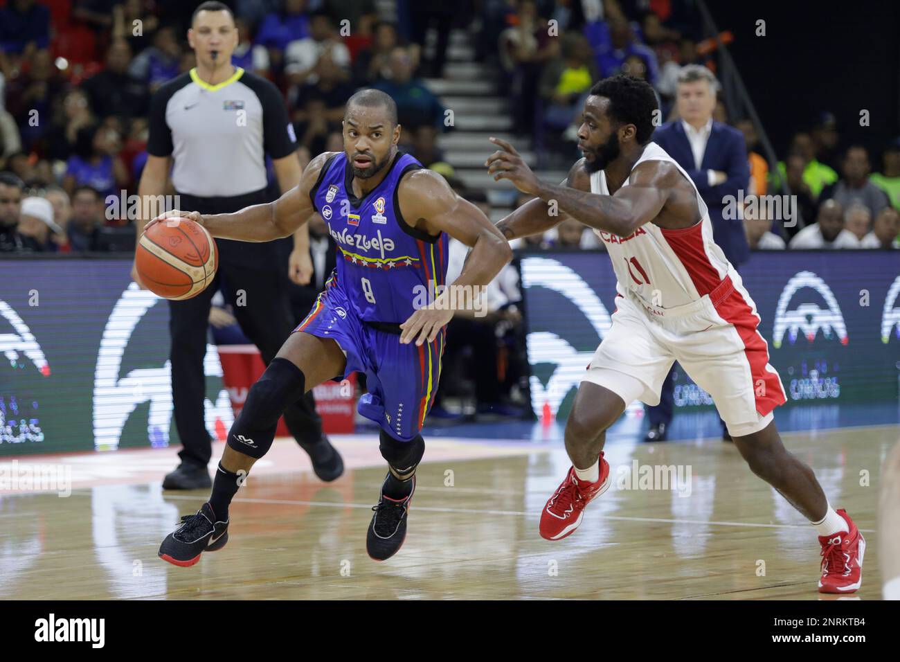 CARACAS, VENEZUELA - 26 FEBBRAIO: Cubillan del Venezuela compete per la palla con Kenny Chery del Canada durante la FIBA ​​Basketball World Cup 2023 Americas Qualifiers gioco di pallacanestro, Poliedro de Caracas, a Caracas, Venezuela, il 26 febbraio 2023. Credit: PX Images/Alamy Live News Foto Stock