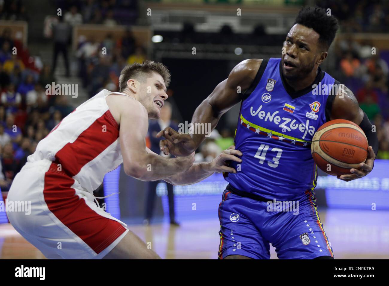 CARACAS, VENEZUELA - 26 FEBBRAIO: Nestor Colmenares del Venezuela compete per la palla con Conor Morgan del Canada durante la FIBA ​​Basketball World Cup 2023 Americas Qualifiers gioco di pallacanestro, Poliedro de Caracas, a Caracas, Venezuela, il 26 febbraio 2023. Credit: PX Images/Alamy Live News Foto Stock