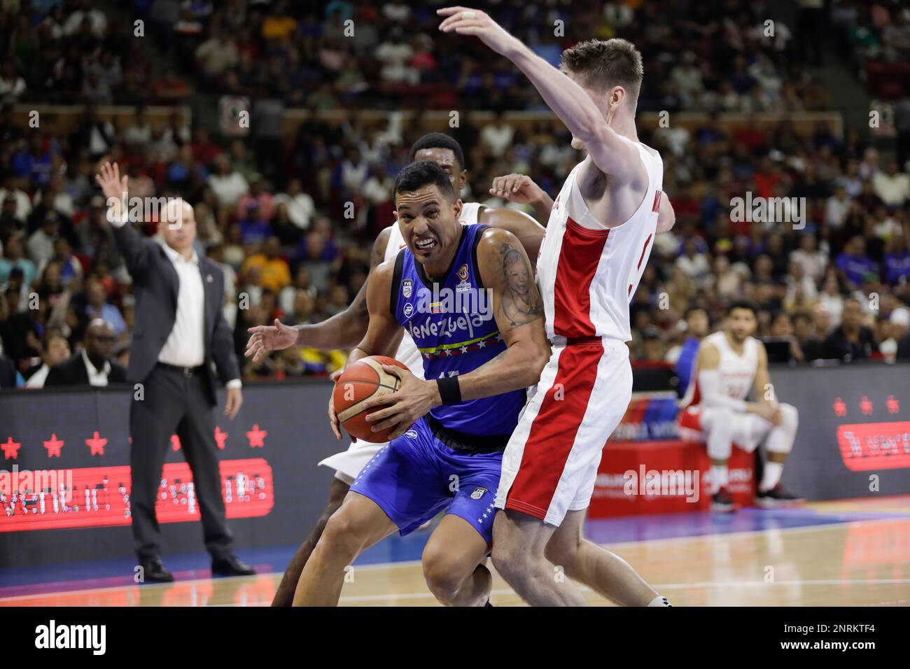 CARACAS, VENEZUELA - 26 FEBBRAIO: WinDi Graterol del Venezuela compete per la palla con Conor Morgan del Canada durante la FIBA ​​Basketball World Cup 2023 Americas Qualifiers gioco di pallacanestro, Poliedro de Caracas, a Caracas, Venezuela, il 26 febbraio 2023. Credit: PX Images/Alamy Live News Foto Stock