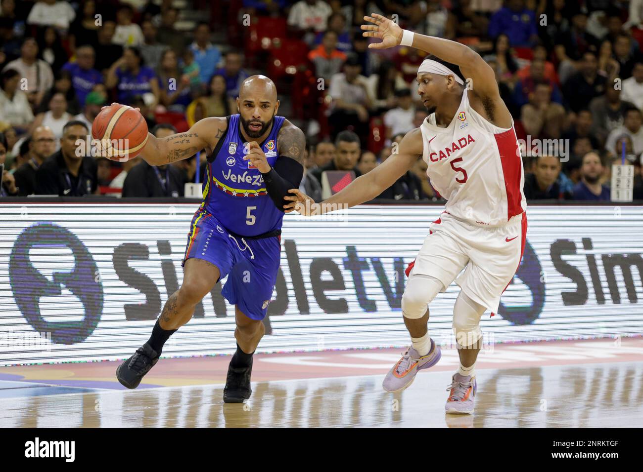 CARACAS, VENEZUELA - 26 FEBBRAIO: Kandre Gray Posthumus vies per la palla con Gregory Vargas del Venezuela durante la FIBA ​​Basketball World Cup 2023 Americas Qualifiers gioco di pallacanestro, Poliedro de Caracas, a Caracas, Venezuela, il 26 febbraio, 2023 . Credit: PX Images/Alamy Live News Foto Stock