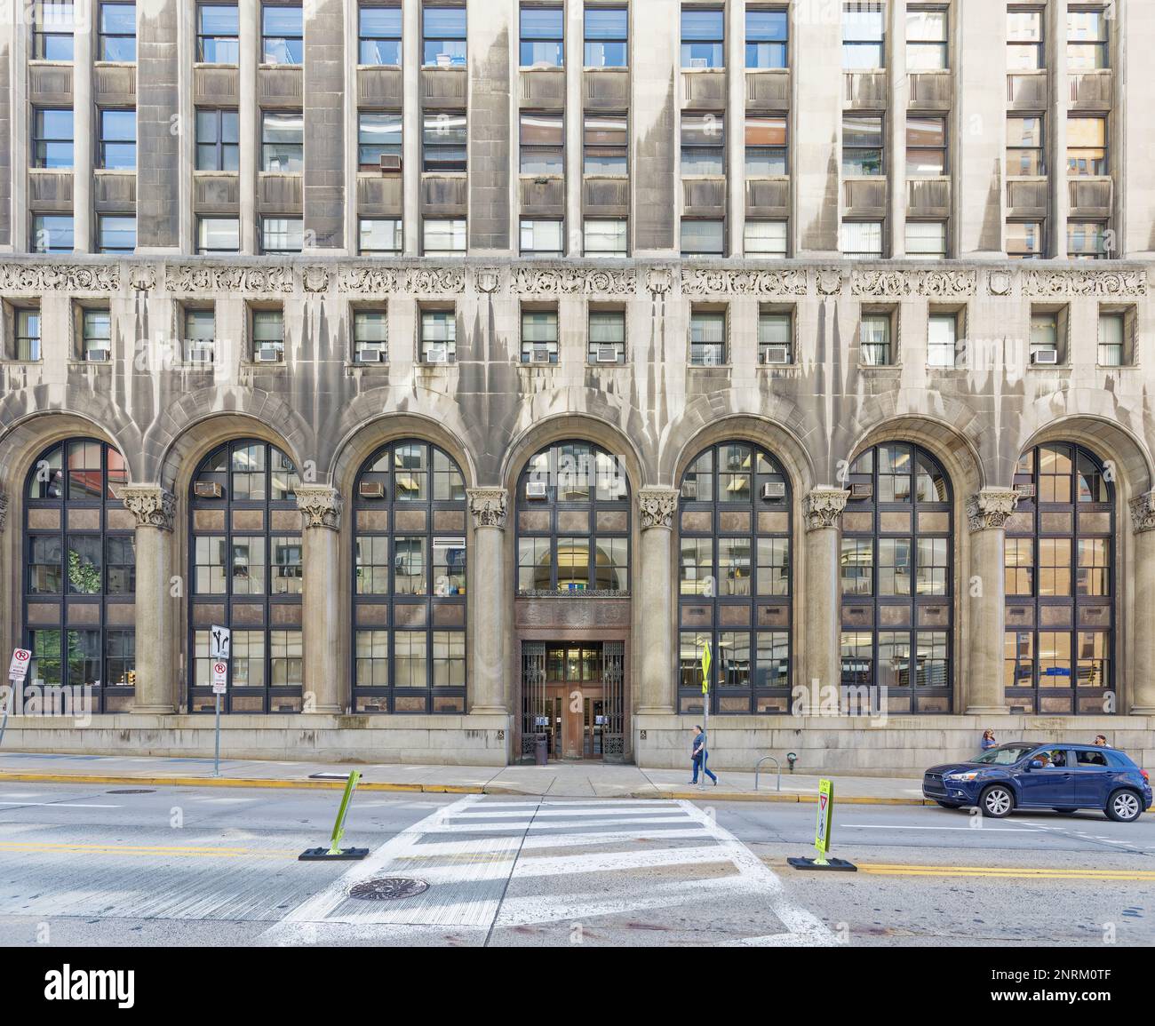 Centro di Pittsburgh: L'edificio degli uffici della contea è notevole per le colonne corinzie a due piani o i pilastri su tutti i lati. Foto Stock