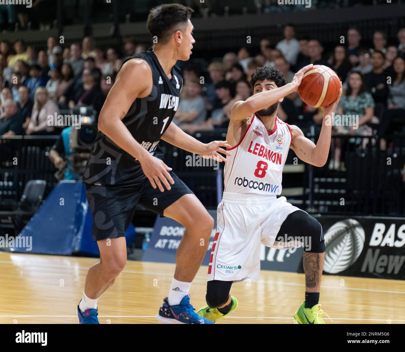 Wellington, Nuova Zelanda. 27th Feb, 2023. Jad Khalil (8 Libano) prende un ginocchio per tenere la palla. New Zealand Tall Blacks vs Libano alla TSB Arena di Wellington, Nuova Zelanda. Coppa del mondo di pallacanestro FIBA 2023. La Nuova Zelanda vince 106-91. (Joe Serci - SPP) Credit: SPP Sport Press Photo. /Alamy Live News Foto Stock