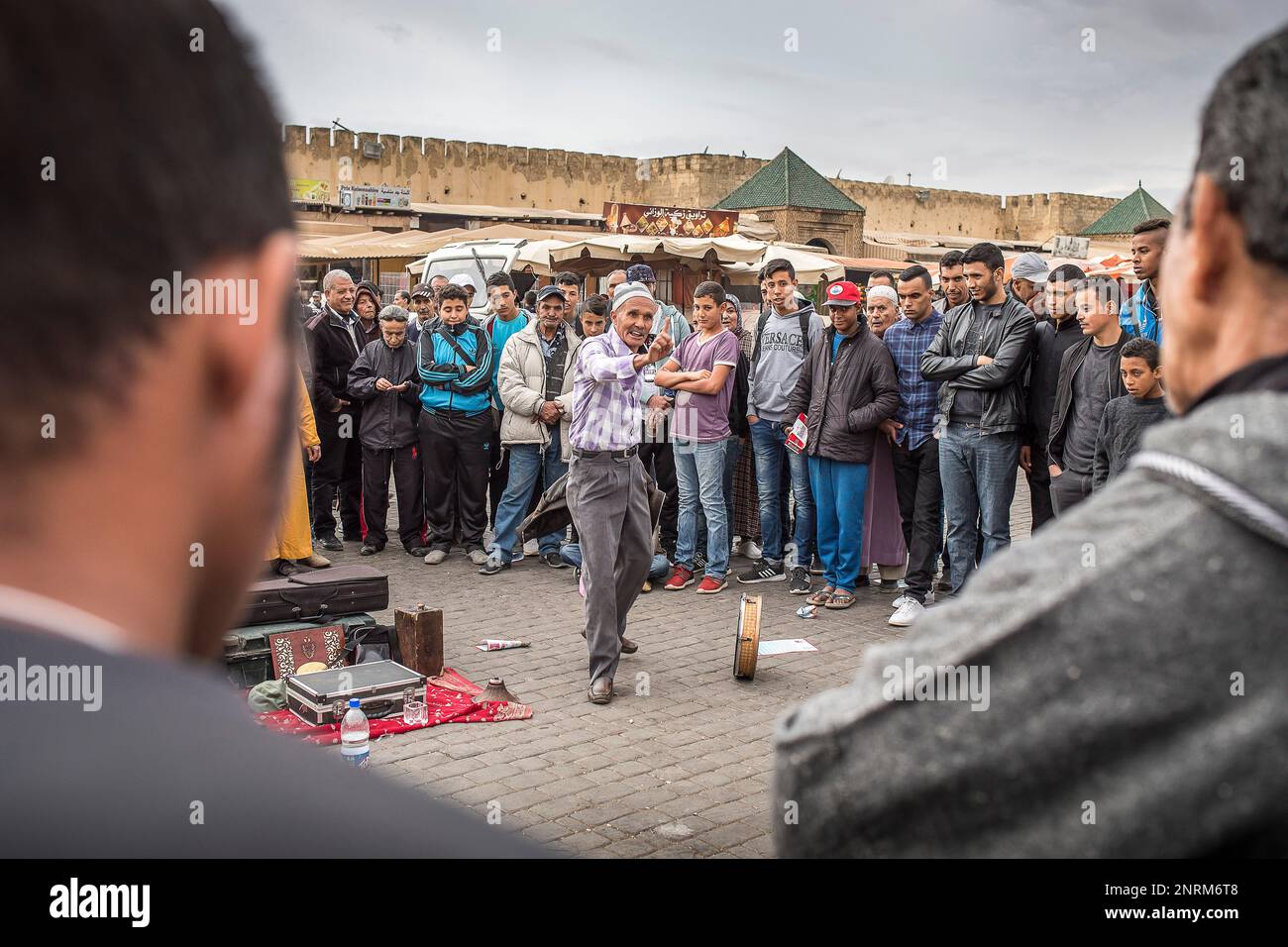 Mostra, l'artista di strada, El Hedim Square, Meknes, Marocco Foto Stock