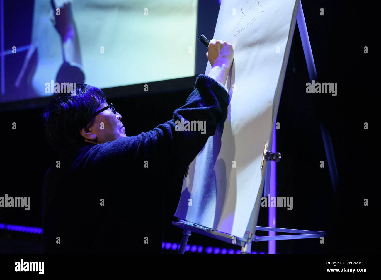 Yoichi Takahashi, grande mangaka giapponese, disegno alla conferenza Magic Monaco. Ha pubblicato nel 1980 la sua prima serie nella rivista Shōnen Jump, Capitano Tsubasa, conosciuta come Olive e Tom in Francia. Questa serie di calcio è un grande successo e sarà anche adattato in una serie televisiva animata. MAGIC è un evento pensato per tutti i fan della cultura pop che spaziano dall'arte all'animazione, dai videogiochi ai Manga, dai fumetti ai fumetti, Scienza e istruzione, tenutasi il 25 e 26 febbraio 2023 al Grimaldi Forum di Monaco. Foto di Jana Chiamami J/ABACAPRESS.COM Foto Stock