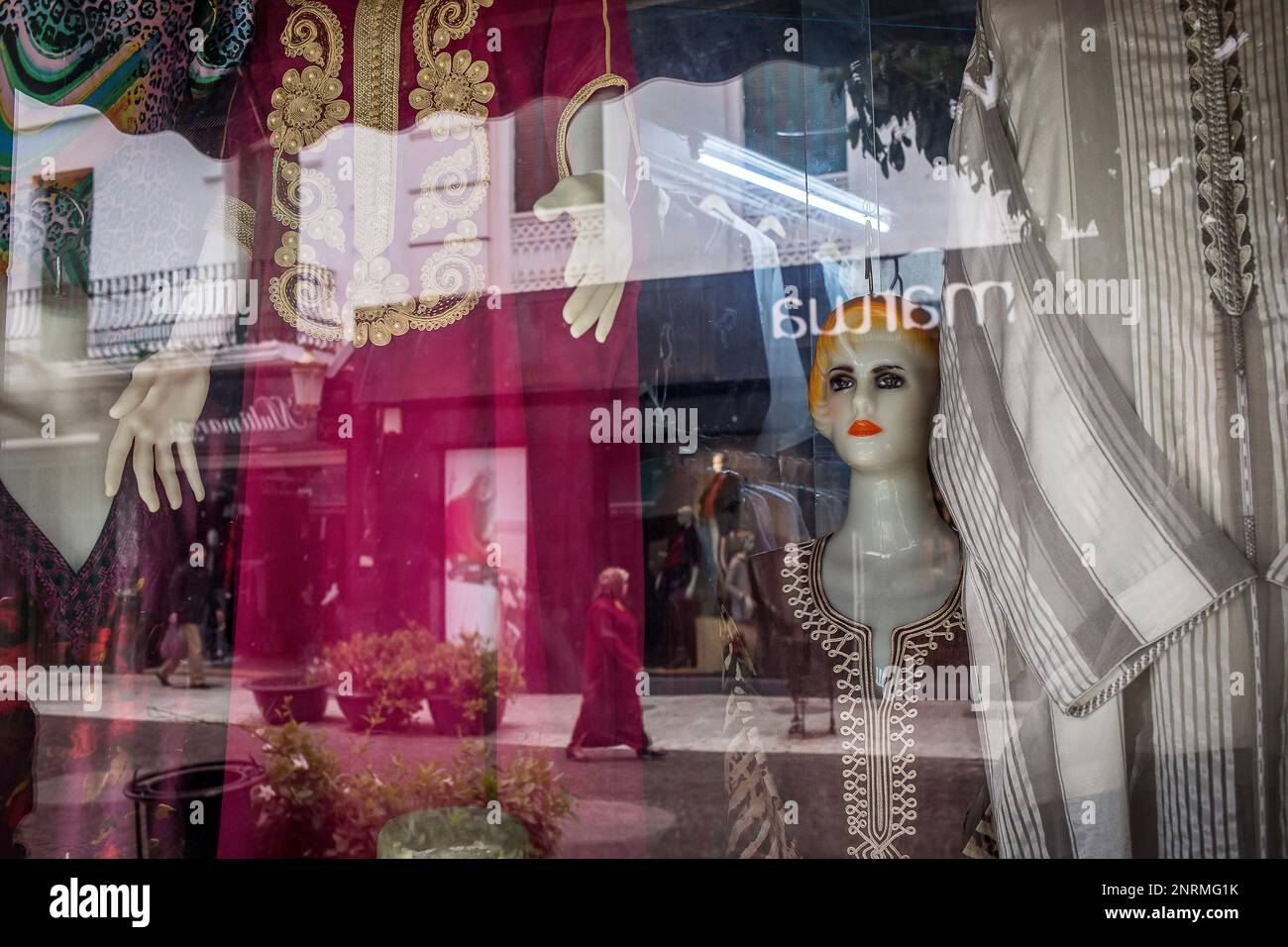 Negozio di abiti tradizionali, le riflessioni su una vetrina, Mohamed V avenue, Tetouan. Il Marocco Foto Stock
