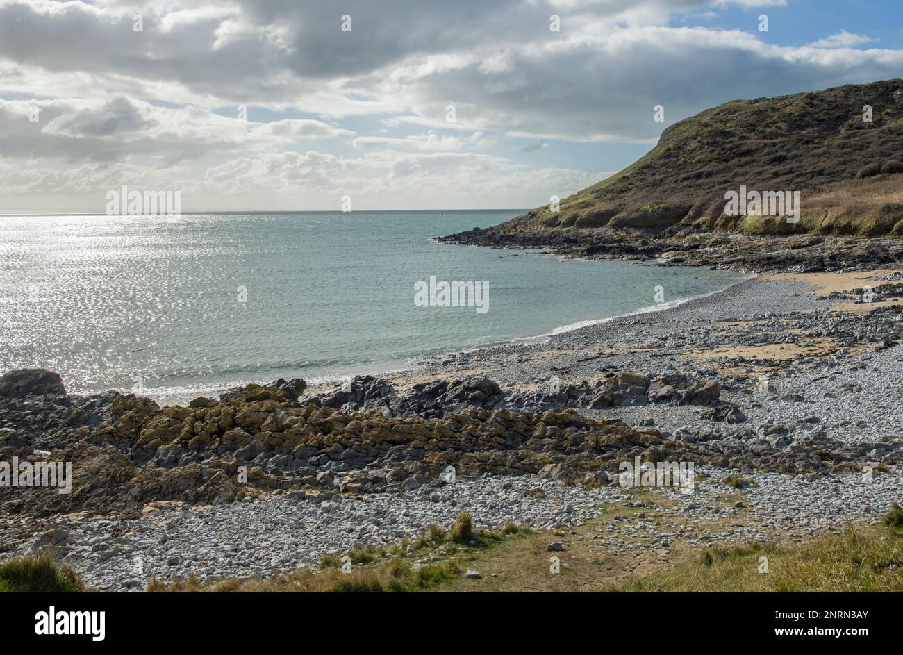 Coastal Cove tra Port Eynon Bay e il promontorio sulla AONB Gower Peninsula South Wales nel mese di febbraio Foto Stock