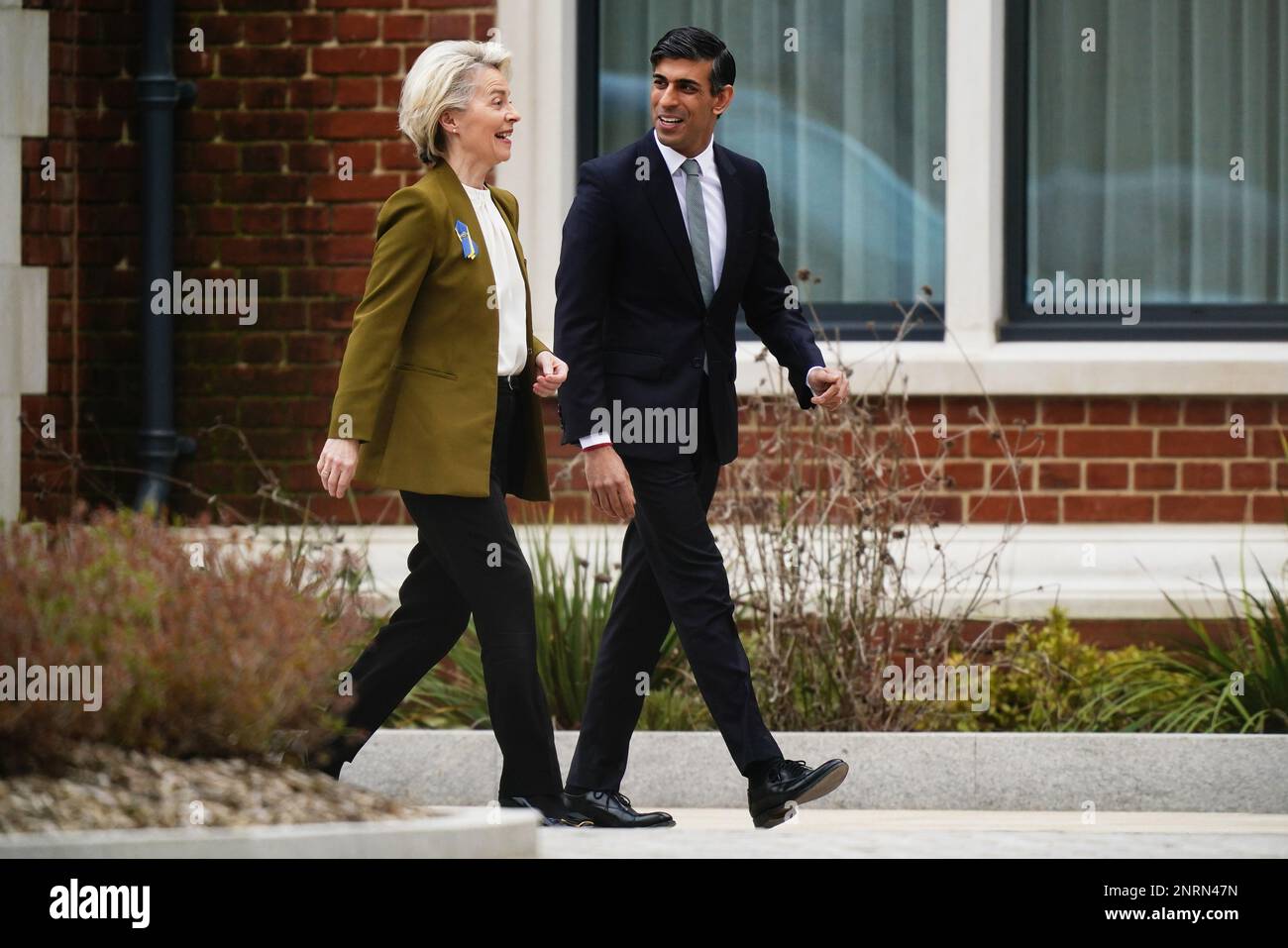 Il primo ministro Rishi Sunak dà il benvenuto al presidente della Commissione europea Ursula von der Leyen all'hotel Fairmont Windsor Park di Englefield Green, Windsor, Berkshire, in vista di un incontro per discutere una "serie di sfide complesse" intorno al trattato sulla Brexit. Data immagine: Lunedì 27 febbraio 2023. Foto Stock