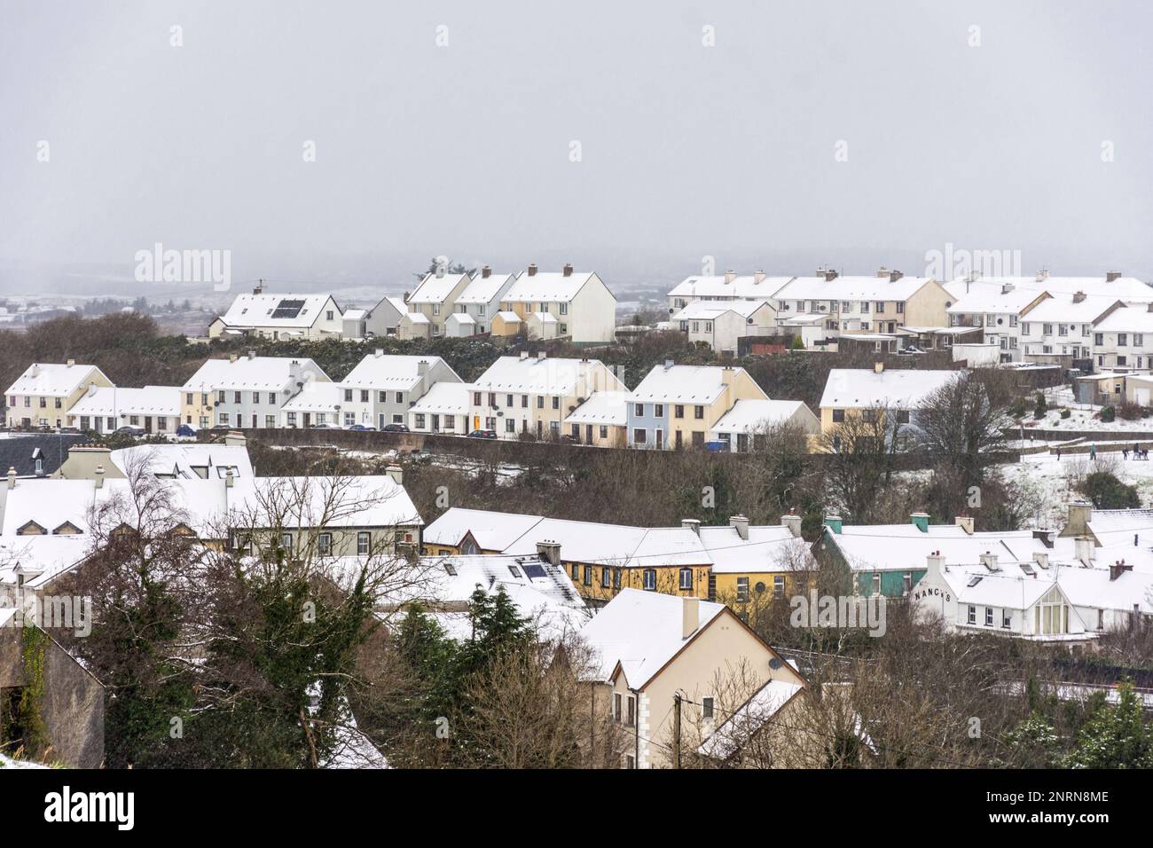 Ardara, Contea di Donegal, Irlanda. In inverno neve. Foto Stock