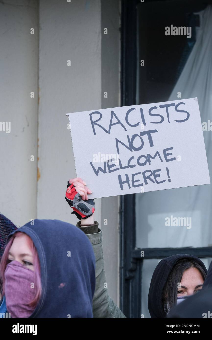 Una contro-manifestazione organizzata da gruppi antifascisti contro una protesta del gruppo di destra riforma del Regno Unito contro i richiedenti asilo collocati nel Bere Foto Stock