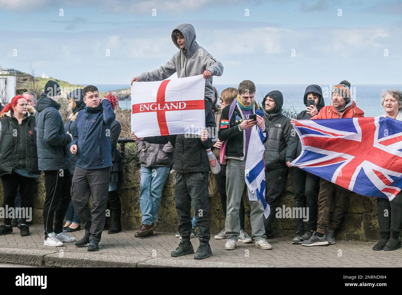 Una manifestazione organizzata dal gruppo di destra Reform UK contro i richiedenti asilo che si trovano al Beresford Hotel di Newquay in Cornovaglia, Regno Unito. Foto Stock