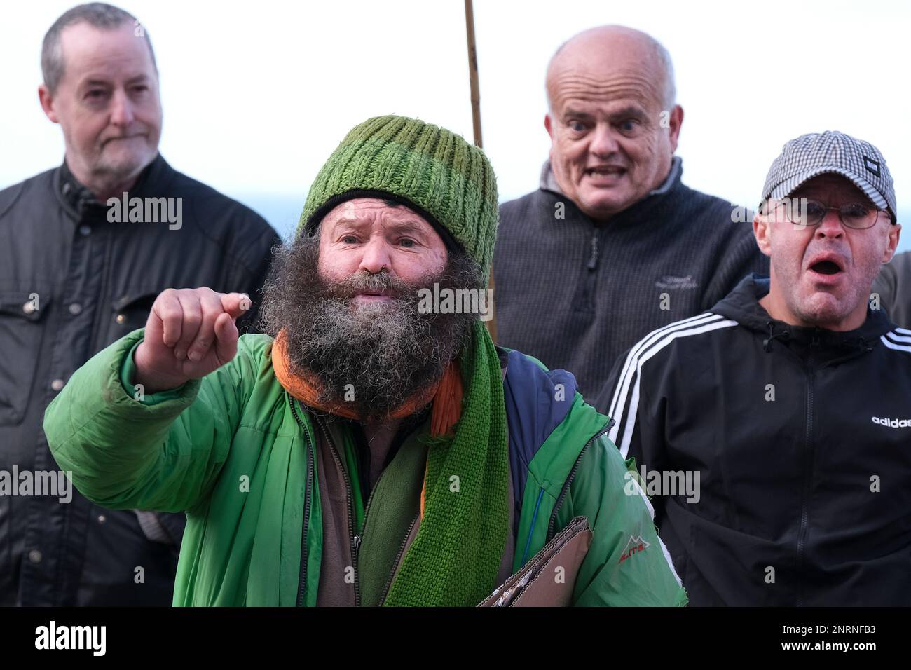 Una protesta arrabbiata ad una manifestazione organizzata dal gruppo di destra Reform UK contro i richiedenti asilo collocati al Beresford Hotel a Newquay in C Foto Stock