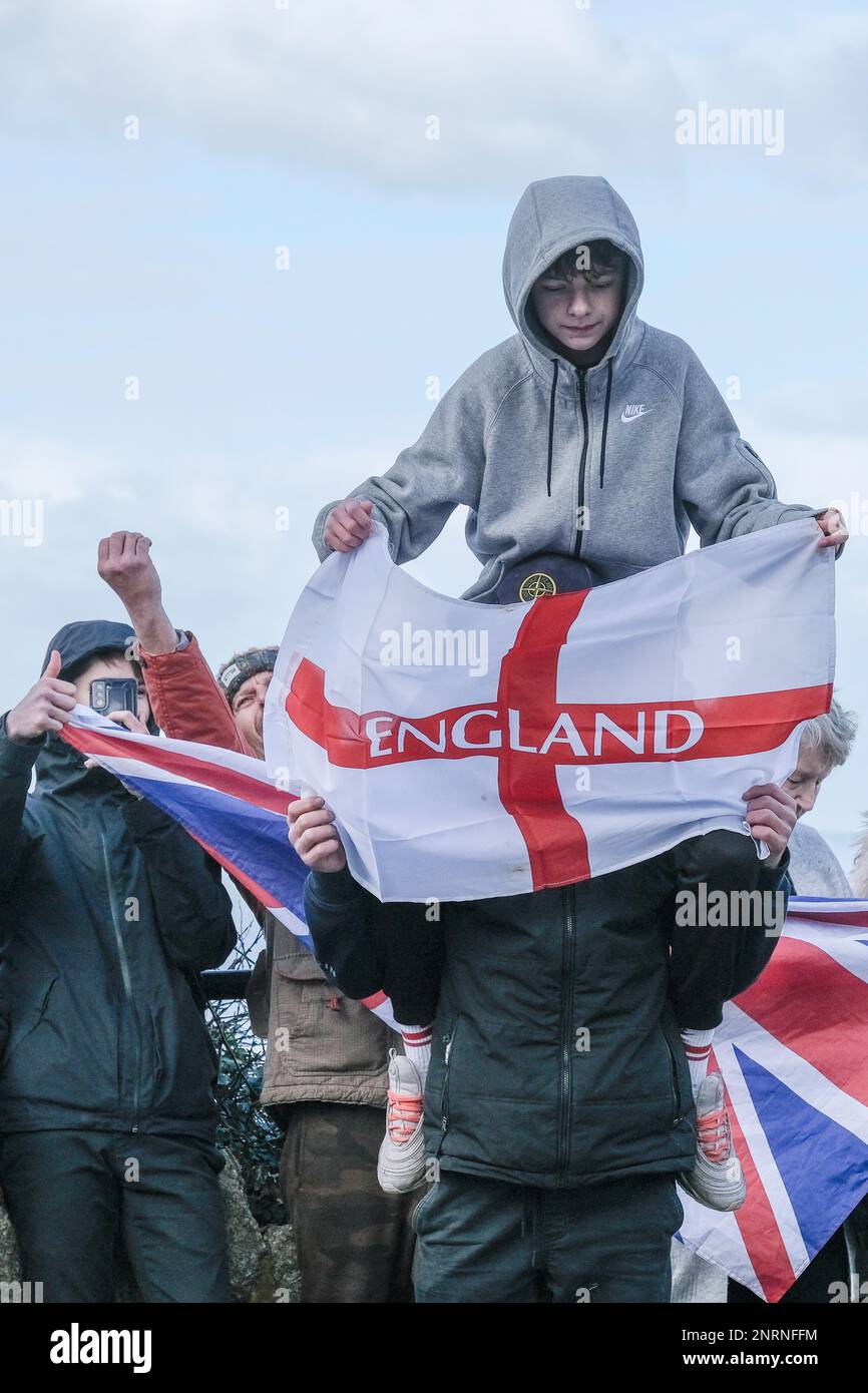 Una manifestazione organizzata dal gruppo di destra Reform UK contro i richiedenti asilo che si trovano al Beresford Hotel di Newquay in Cornovaglia, Regno Unito. Foto Stock