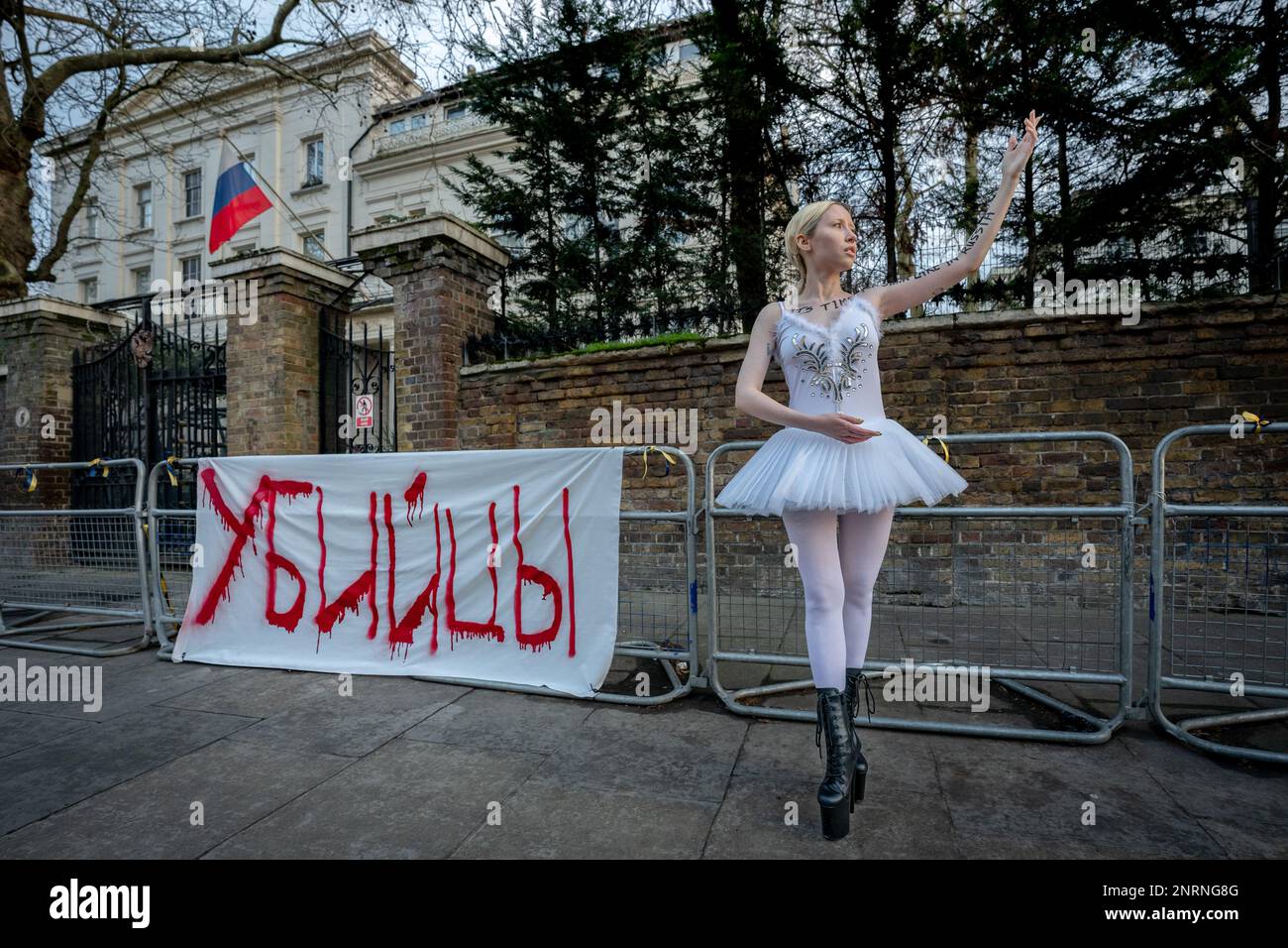 Proteste al di fuori dell'Ambasciata russa a Londra in occasione del primo anniversario dell'invasione russa dell'Ucraina. Foto Stock