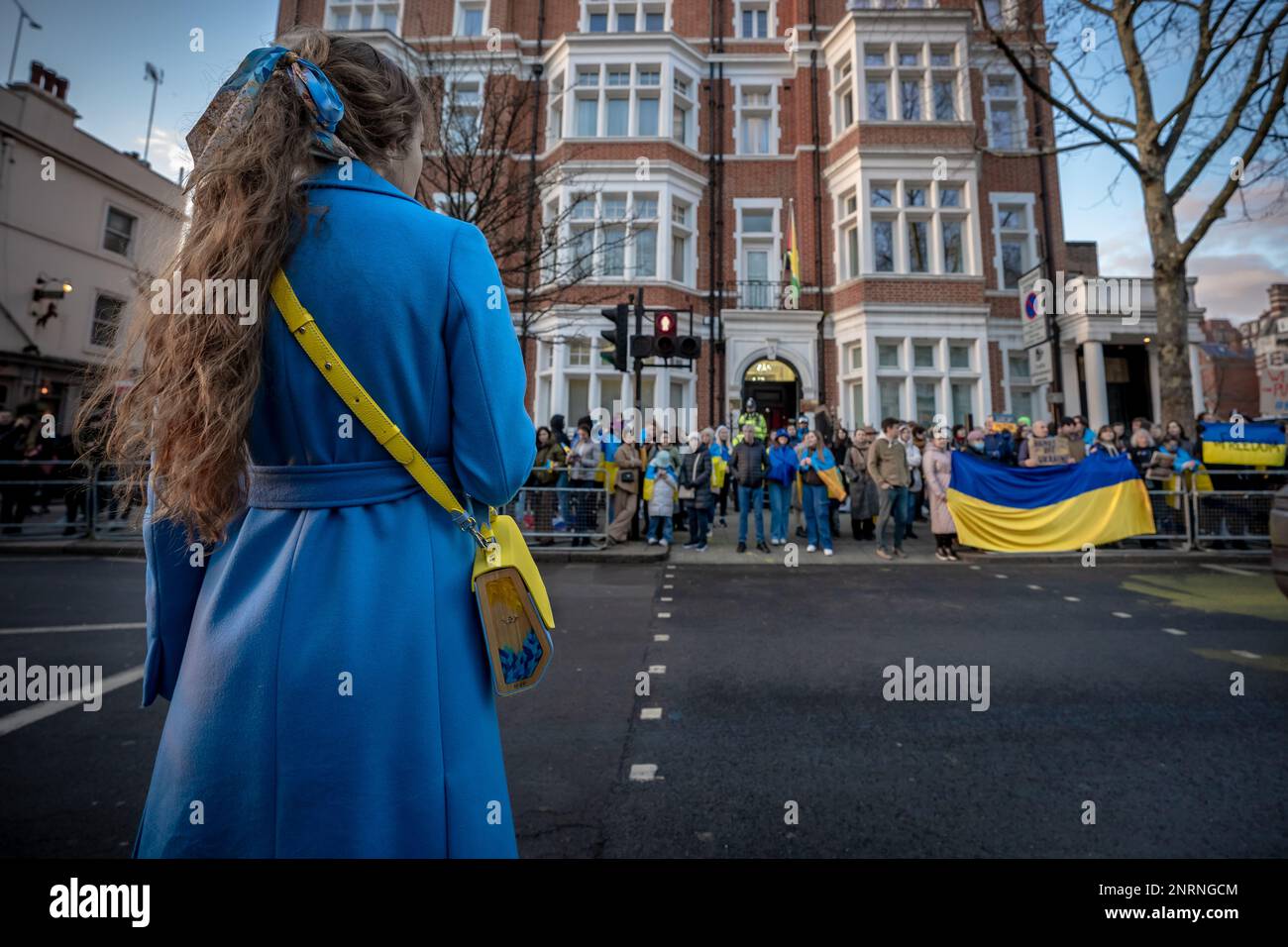 Proteste nei pressi dell'ambasciata russa a Londra in occasione del primo anniversario dell'invasione russa dell'Ucraina. Foto Stock