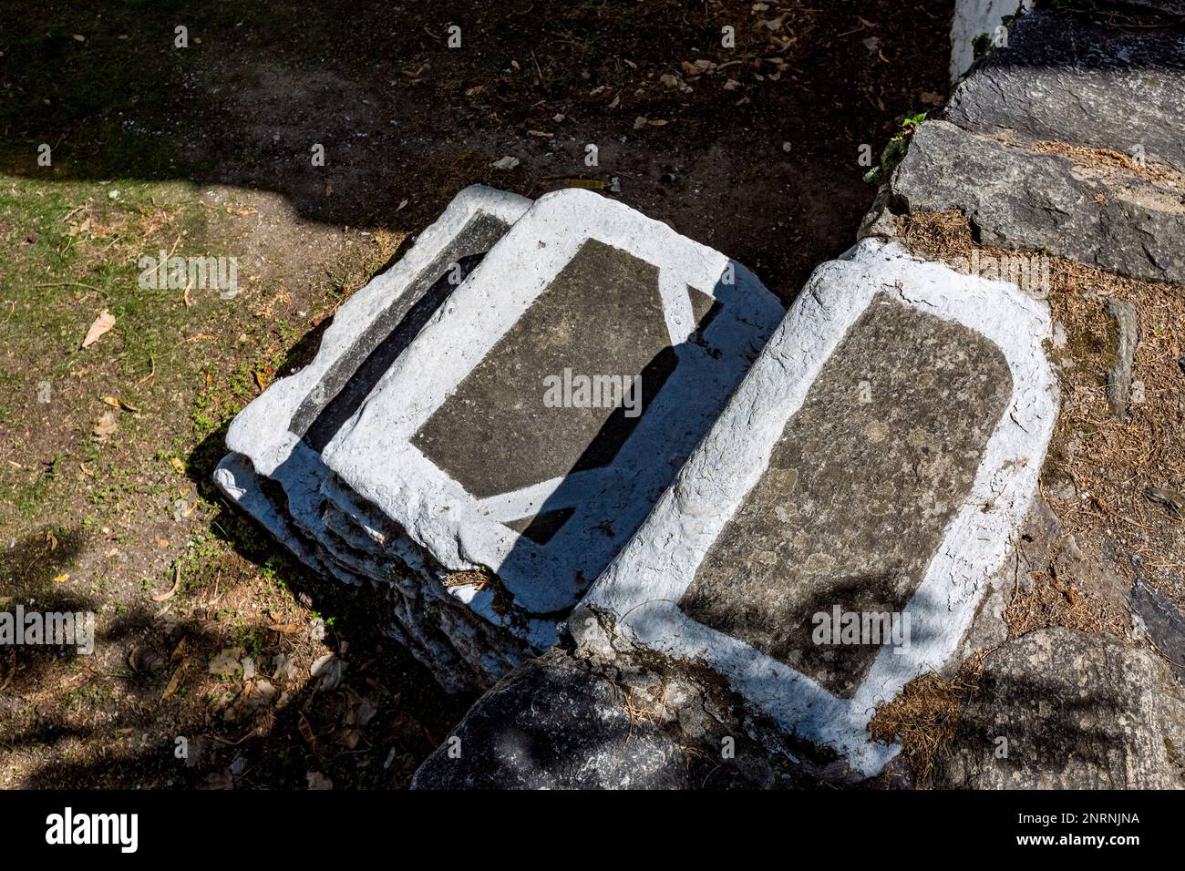 Scalinate in pietra imbiancate nel cortile. Chiesa di San Giorgio, villaggio di Mikros Pinos, isola di Thasos, Grecia. Foto Stock