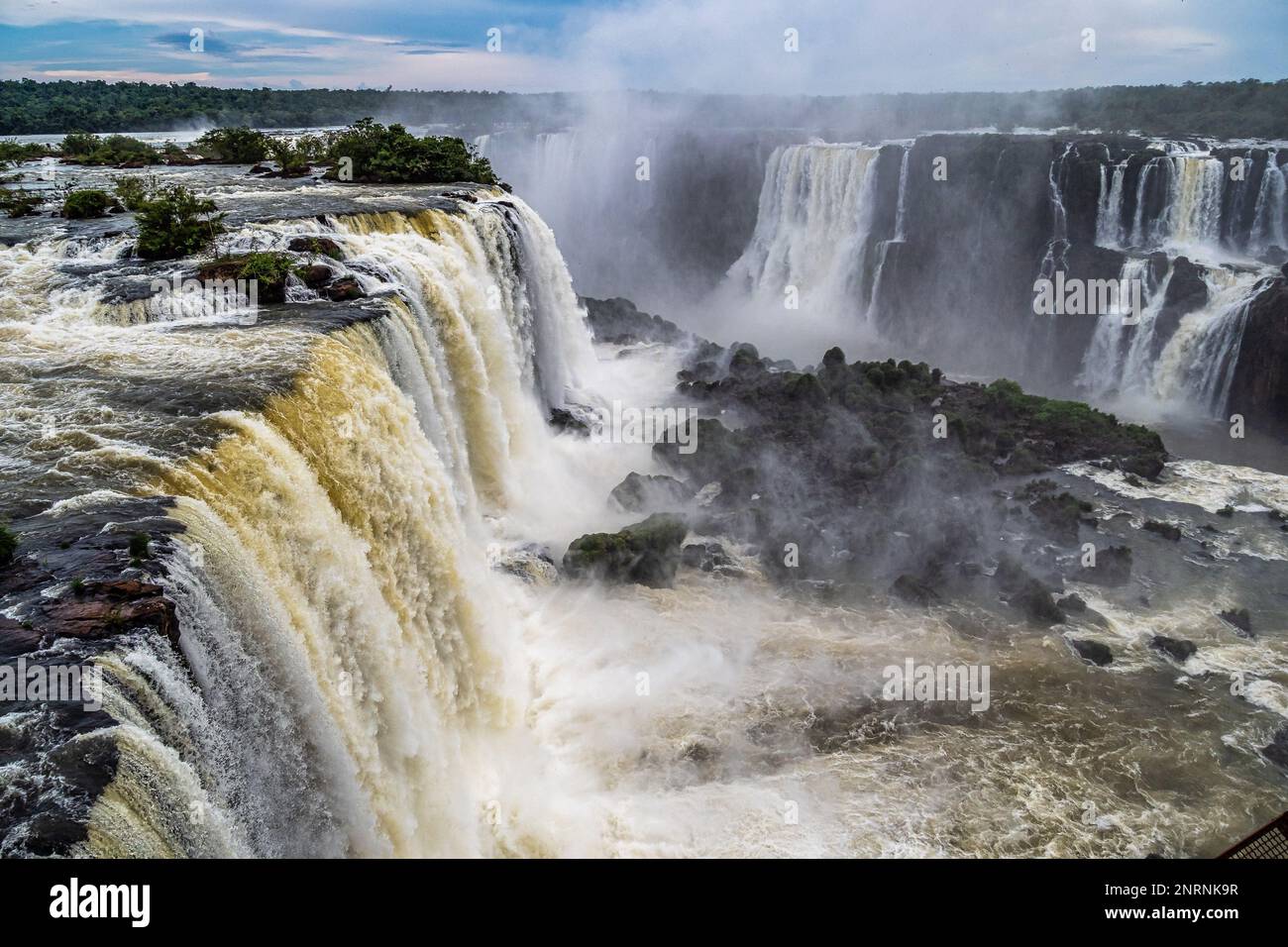 Gola del Diavolo alle cascate di Iguazu, una delle più grandi meraviglie naturali del mondo, al confine tra Argentina e Brasile, America Latina Foto Stock