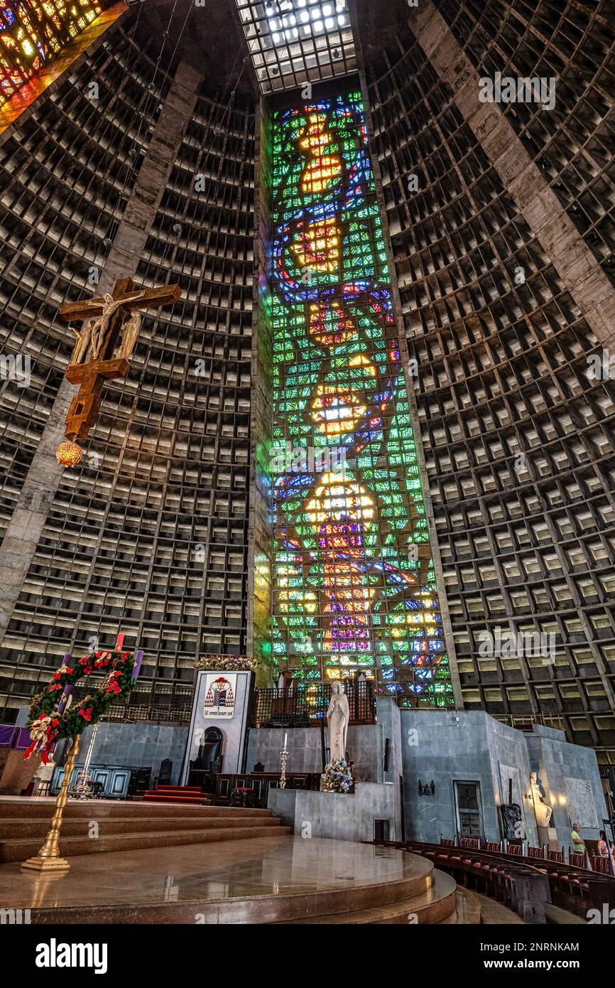 Interno in vetro colorato della Cattedrale Metropolitana di San Sebastiano, un punto di riferimento modernista progettato dopo una piramide Maya, a Rio de Janeiro, Brazi Foto Stock