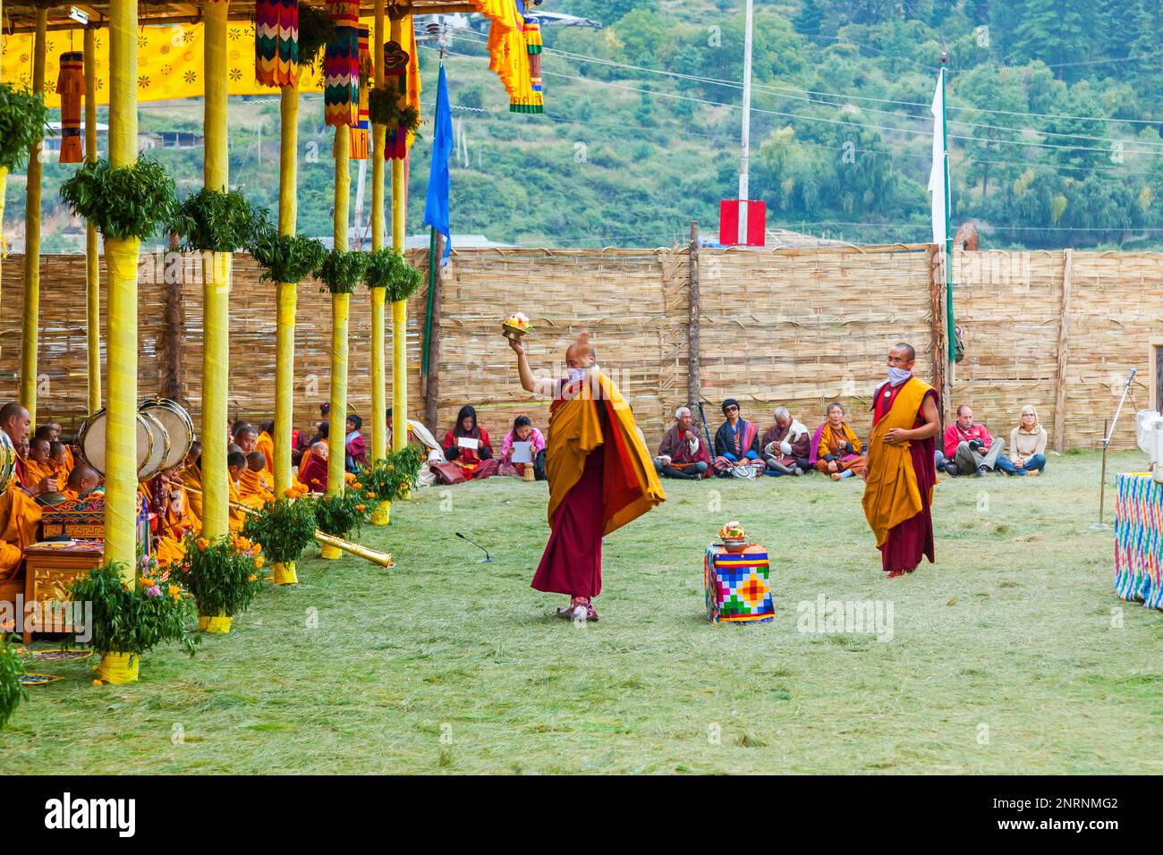 Monaci buddisti alla cerimonia religiosa di Paro. Bhutan Foto Stock