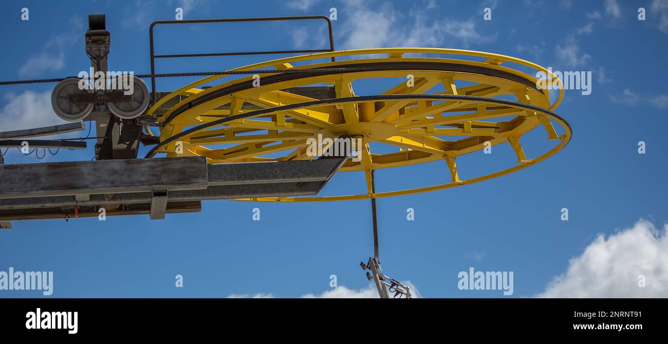 Vista dettagliata di un sistema di ruote meccaniche industriali, normalmente utilizzato nel terminale superiore della seggiovia SKY Systems... Foto Stock