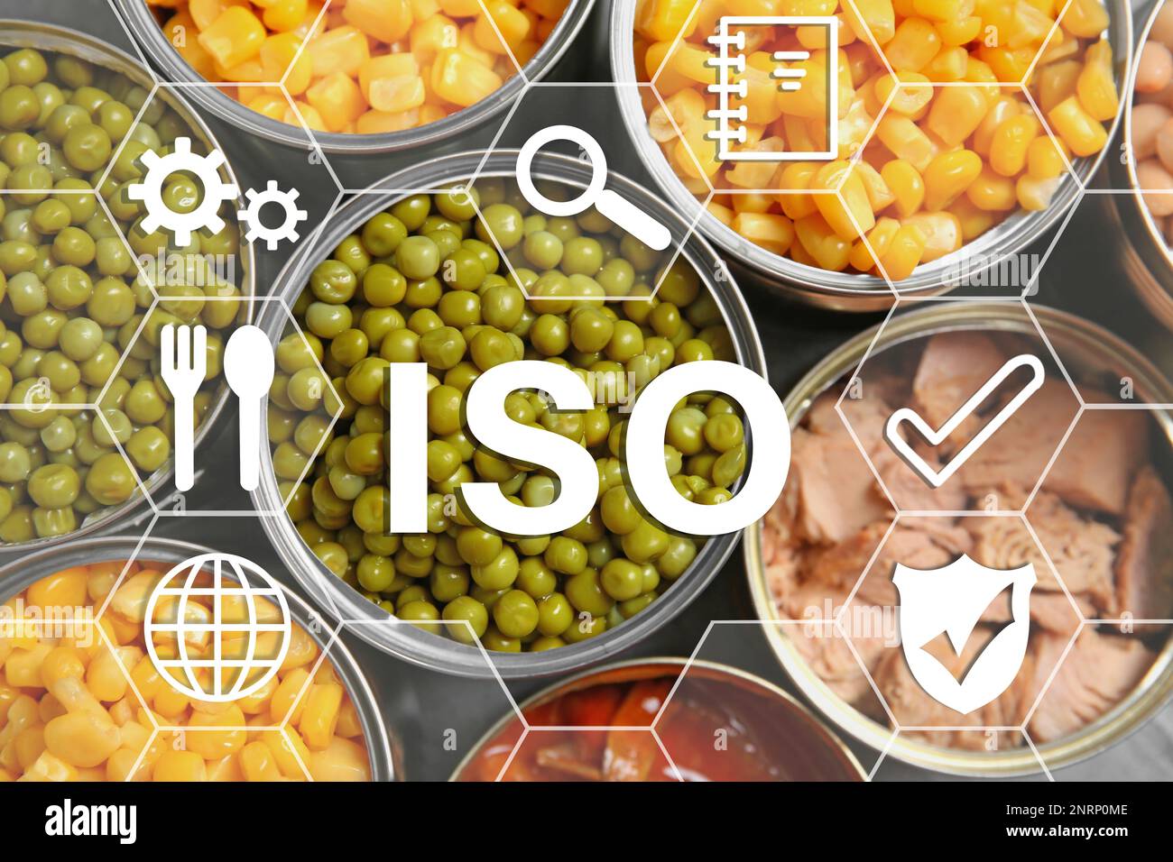 ISO 22000 - Gestione della sicurezza alimentare. Lattine aperte di prodotti conservati, vista dall'alto Foto Stock